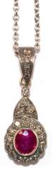 Kette mit Anhänger, 750er Gold, Rubin ca. 0,63 ct., Brillanten ca. 0,33 ct. in Silber-Fassung, ca. 5,6 g, Kettenlänge ca. 43 cm