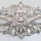 Brosche im Art-Deco-Stil, auch als Anhänger zu tragen, 925er Silber, rhodiniert, Zirkonia im Brillantschliff, Maße ca. 4,7 x 3,2 cm, Mittelstein im Navette-Schliff, entspricht ca. 0,60 ct., - photo 1