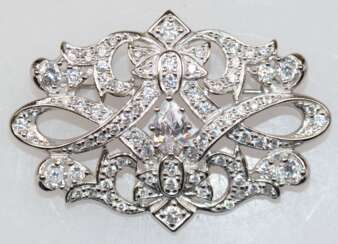 Brosche im Art-Deco-Stil, auch als Anhänger zu tragen, 925er Silber, rhodiniert, Zirkonia im Brillantschliff, Maße ca. 4,7 x 3,2 cm, Mittelstein im Navette-Schliff, entspricht ca. 0,60 ct.,