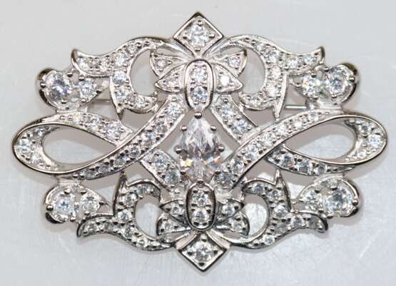 Brosche im Art-Deco-Stil, auch als Anhänger zu tragen, 925er Silber, rhodiniert, Zirkonia im Brillantschliff, Maße ca. 4,7 x 3,2 cm, Mittelstein im Navette-Schliff, entspricht ca. 0,60 ct., - photo 1