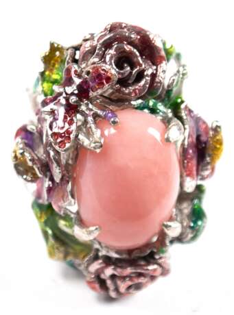 Ring, 925er Silber, farbig emailliert, mit großem Pink- Opal und Darstellungen aus Flora und Fauna z.B. Rosen, Orchideen, Blattwerk, Frosch und Schmetterling, Opal ca. 1,9 x 1,3 cm, offene Ringschiene zum Größen veränder… - photo 1