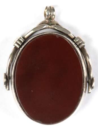 Anhänger/Petschaft, Sterlingsilber, Birmingham, mit beweglichem Mittelteil, besetzt mit ungravierter ovaler Karneol- und Jaspisplatte, L. 2,9 cm - photo 1