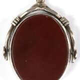 Anhänger/Petschaft, Sterlingsilber, Birmingham, mit beweglichem Mittelteil, besetzt mit ungravierter ovaler Karneol- und Jaspisplatte, L. 2,9 cm - photo 1