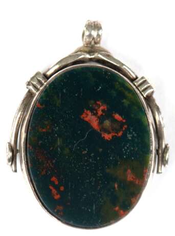 Anhänger/Petschaft, Sterlingsilber, Birmingham, mit beweglichem Mittelteil, besetzt mit ungravierter ovaler Karneol- und Jaspisplatte, L. 2,9 cm - photo 2