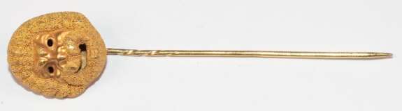 Goldene Krawattennadel in Form einer Theatermaske, 18 k GG, L. 6,4 cm, Gew. 2,95 g, im Etui - фото 1
