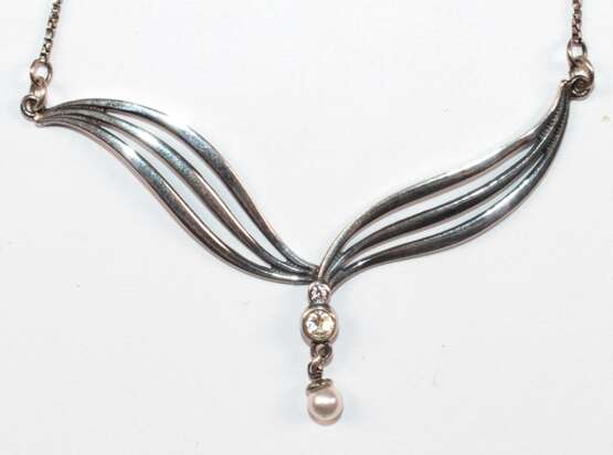 Collier im Jugendstil, 925er Silber, synth. Perle und weiße Kristalle, ca. 45 cm Länge - photo 1