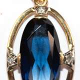 Anhänger um ca. 1940 , 585er GG, ca. 10,2 g, mit großem blauem Farbstein, wohl synth. Saphir, Brillanten ca. 0.30 ct., Maße ca. 4,4 x 2,1 cm - Foto 1