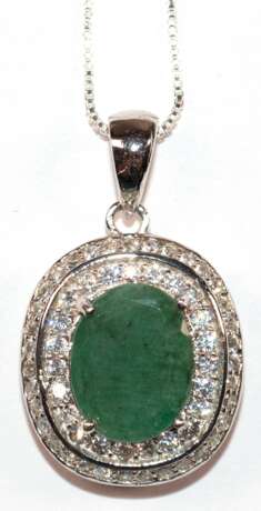 Kette und Anhänger, 925er Silber, echter Smaragd ca. 1,1 x 0,9 cm, zweireihige Entourage aus brillant funkelndem Zirkonia - photo 1