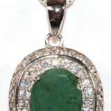 Kette und Anhänger, 925er Silber, echter Smaragd ca. 1,1 x 0,9 cm, zweireihige Entourage aus brillant funkelndem Zirkonia - photo 1