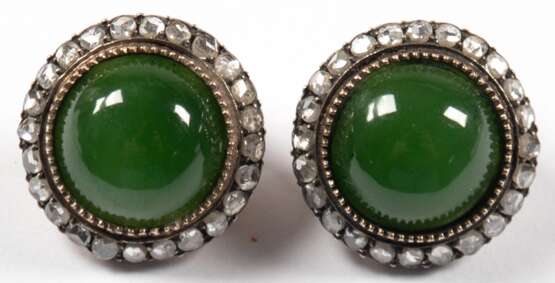 Ohrstecker mit Clipmechanismus, 750/ 800 GG, punziert und Meisterstempel, 14,7 g, Jade-Cabochon und Diamanten ca. 2,0 ct., Durchmesser, ca. 2,0 cm - Foto 1