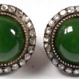 Ohrstecker mit Clipmechanismus, 750/ 800 GG, punziert und Meisterstempel, 14,7 g, Jade-Cabochon und Diamanten ca. 2,0 ct., Durchmesser, ca. 2,0 cm - Foto 1