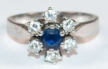 Saphir-Brillant-Ring, 585er WG, blütenförmiger Ringkopf besetzt mit 6 Brillanten von zus. ca. 0,5 ct. und 1 rund facettierten Saphir, Ges.-Gew. 4,41 g, RG 55