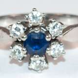 Saphir-Brillant-Ring, 585er WG, blütenförmiger Ringkopf besetzt mit 6 Brillanten von zus. ca. 0,5 ct. und 1 rund facettierten Saphir, Ges.-Gew. 4,41 g, RG 55 - photo 1