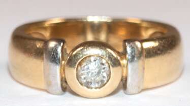 Brillant-Ring, 585er GG/WG, Solitär von ca. 0,25 ct. in Zargenfassung, Ges.-Gew. 6,21 g, RG 56