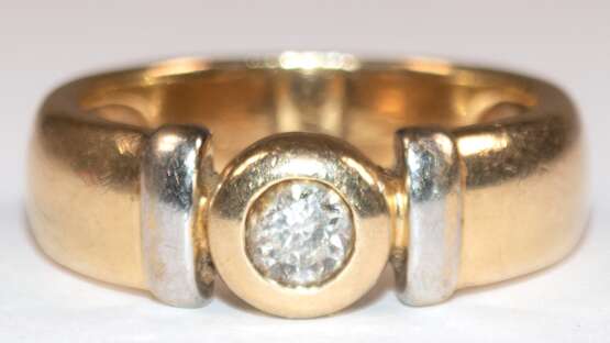 Brillant-Ring, 585er GG/WG, Solitär von ca. 0,25 ct. in Zargenfassung, Ges.-Gew. 6,21 g, RG 56 - photo 1