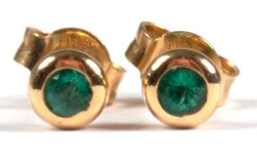 Smaragd-Ohrstecker, 585er GG, rund facettierter Smaragd in Zargenfassung, Ges.-Gew. 1,0 g, Dm. 0,5 cm