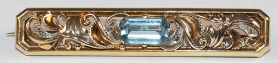 Aquamarin-Brosche, 585er GG, floral durchbrochen gearbeitet mit mittigem, facettiert geschliffenem Aquamarin, Diamantrosen-Besatz (1x fehlt), Ges.-Gew. 7,75 g, 1,1x5,7 cm - photo 1