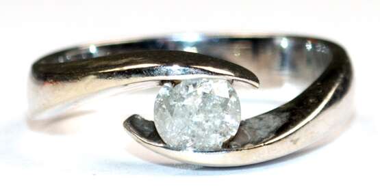 Solitaire-Ring, 585er WG, ausgefaßt mit 1 Brillanten von 0,51 ct., punziert, Ges.-Gew. 4,41 g, RG 53 - photo 1