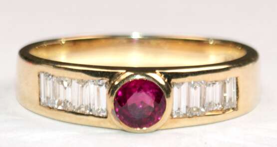 Rubin-Diamant-Ring, 585er GG, ausgefaßt mit 8 Diamanten im Baguette-Schliff von zus. 0,52 ct. und 1 rund facettierten Rubin von 0,37 ct., punziert, Ges.-Gew. 3,4 g, RG 56 - фото 1