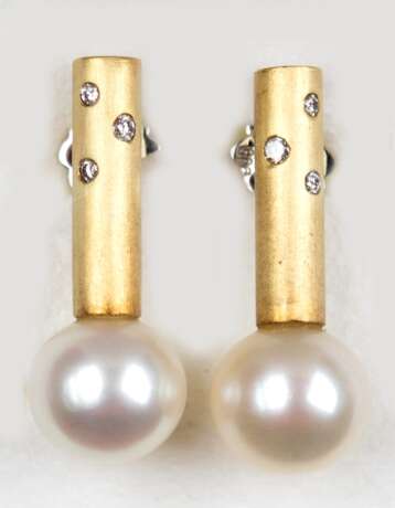 Ohrstecker, 585GG/WG, zylindrisch mit Perle als Abschluß mit Dm. 0,9 cm, je besetzt mit 3 kleinen Brillanten von je ca. 0,02 ct., Ges.-Gew.- 5,39 g, L. 2,4 cm - photo 1