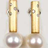 Ohrstecker, 585GG/WG, zylindrisch mit Perle als Abschluß mit Dm. 0,9 cm, je besetzt mit 3 kleinen Brillanten von je ca. 0,02 ct., Ges.-Gew.- 5,39 g, L. 2,4 cm - photo 1