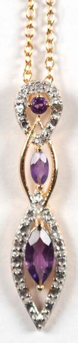 Kette mit Anhänger, 925er Silber, vergoldet, 3 Amethyste und 1 kl. Diamant, Anhänger ca. 2,9 cm, Kettenlänge ca. 46 cm - Foto 1