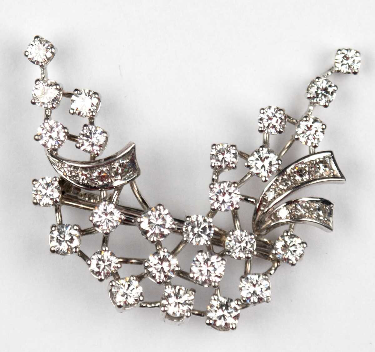 Brillant-Brosche, 750er WG, ausgefaßt mit 26 Brillanten im Verlauf von ca. 0,14 ct. bis 0,05 ct. , zus. ca. 2,50 ct. und 11 Diamanten von zus. ca. 030 ct., LR - VVS, Ges.-Gew. 5,79 g, B. 3,2 cm(Wiederbeschaffungswert lt…
