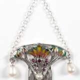 Collier im Stil des "Art Nouveau", 925er Sterlingsilber, Fensteremaille in Gelb, Grün und Rosa, 3 beweglich montierte SW-Perlen, 9 echte Rubine, im Mittelteil, Länge verstellbar von ca. 40,5 - 45,5 cm - photo 1