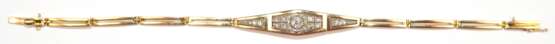Brillant-Armband, 18 k GG/WG, ausgefaßt mit 11 Brillanten mit Altschliff, davon 1x ca. 0,20 ct. und 10x ca. 0,03 ct. und 8 Diamanten von zus. ca. 0,06 ct., VS-Si, Steckschloß, Sicherheitsacht, Ges.-Gew. 9,96 g, L. ca. 16… - Foto 1