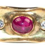 Rubin-Brillant-Ring, 585er GG, ausgefaßt mit 1 ovalen Rubin-Cabochon und 2 Brillanten von zus. ca. 0,06 ct., Ges.-Gew. 6,01 g, RG 55 - photo 1