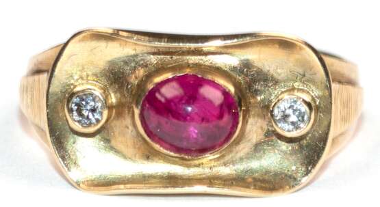 Rubin-Brillant-Ring, 585er GG, ausgefaßt mit 1 ovalen Rubin-Cabochon und 2 Brillanten von zus. ca. 0,06 ct., Ges.-Gew. 6,01 g, RG 55 - photo 1
