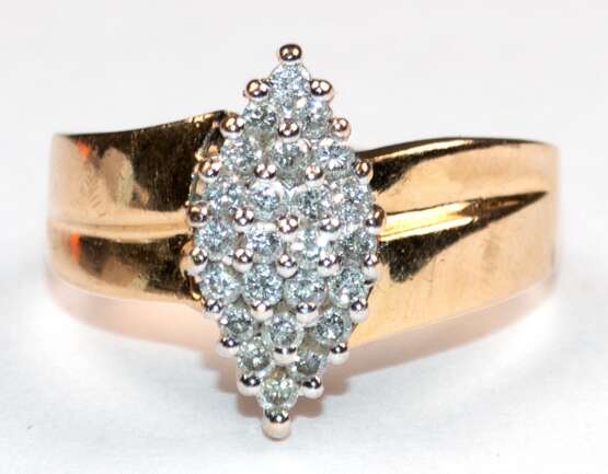 Brillant-Ring, 585er GG/WG, navetteförmiger Ringkopf mit 24 Brillanten von zus. ca. 0,28 ct. ausgefaßt, Ges.-Gew. 4,39 g, RG 58 - photo 1