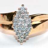 Brillant-Ring, 585er GG/WG, navetteförmiger Ringkopf mit 24 Brillanten von zus. ca. 0,28 ct. ausgefaßt, Ges.-Gew. 4,39 g, RG 58 - photo 1