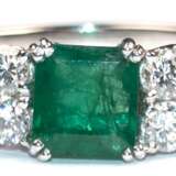 Smaragd-Brillant-Ring, 750er WG, ausgefaßt mit 1 Smaragd von ca. 0,70 ct. und 6 Brillanten von zus. ca. 0,60 ct., VS-Si, Ges.-Gew. 4,23 g, RG 57 (Wiederbeschaffungswert lt. Expertise 4.370,- €) - photo 1