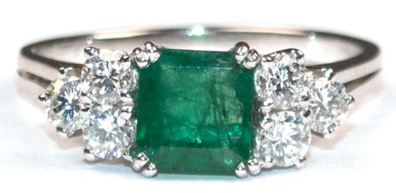 Smaragd-Brillant-Ring, 750er WG, ausgefaßt mit 1 Smaragd von ca. 0,70 ct. und 6 Brillanten von zus. ca. 0,60 ct., VS-Si, Ges.-Gew. 4,23 g, RG 57 (Wiederbeschaffungswert lt. Expertise 4.370,- €) - photo 1