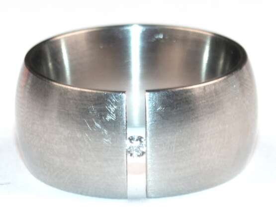 Spannring, Platin, 1 Brillant von ca. 0,04 ct., Ges.-Gew. 9,17 g, Tragespuren, RG 53, B. 1,0 cm - photo 1