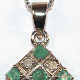 Anhänger mit Kette, 925er Silber, Diamanten von ca. 0,08 ct. und Smaragde um Carree-Schliff, Anhänger mit Öse ca. 2,8 cm, Kettenlänge ca. 46 cm - photo 1