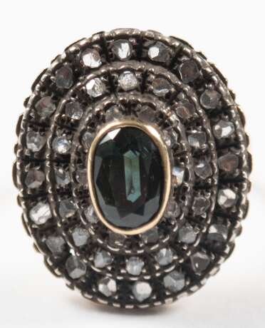 Ring, 18 kt. GG, ca. 9,2 g, Diamanten ca. 1,10 ct., in Silberfassung, grün/ blauer Mittelstein ca. 1,2 ct., vermutlich Topas, verändert die Farbe je nach Lichteinfall, Ringkopf ca. 2,5 x 2,1 cm, RG 54,mm, Innendurchmesse… - Foto 1