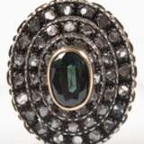 Ring, 18 kt. GG, ca. 9,2 g, Diamanten ca. 1,10 ct., in Silberfassung, grün/ blauer Mittelstein ca. 1,2 ct., vermutlich Topas, verändert die Farbe je nach Lichteinfall, Ringkopf ca. 2,5 x 2,1 cm, RG 54,mm, Innendurchmesse… - Foto 1
