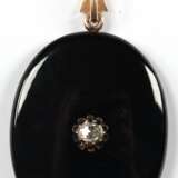 Anhänger um ca. 1880, 585er GG, geprüft, großer Onyx mit Diamant ca. 0,50-0,60 ct., rückseitige Verglasung fehlt, Maße mit Öse ca. 6,8 x 3,8 cm, 17,3 g - фото 1