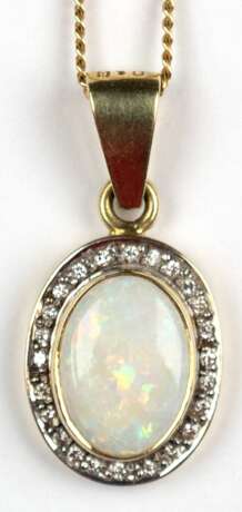 Opal-Brillant-Anhänger mit Kette, ausgefaßt mit 1 ovalen Opal-Cabochon von ca. 1,85 ct. und 24 Brillanten von zus. ca. 0,24 ct., VS-Si, Anhänger-L. (mit Öse) 3,2 cm, Gew. 4,56 g, Ketten-L. 49 cm, Ges.-Gew. 7,81 g (Wiede… - фото 1