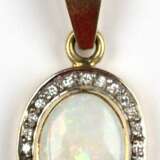 Opal-Brillant-Anhänger mit Kette, ausgefaßt mit 1 ovalen Opal-Cabochon von ca. 1,85 ct. und 24 Brillanten von zus. ca. 0,24 ct., VS-Si, Anhänger-L. (mit Öse) 3,2 cm, Gew. 4,56 g, Ketten-L. 49 cm, Ges.-Gew. 7,81 g (Wiede… - фото 1