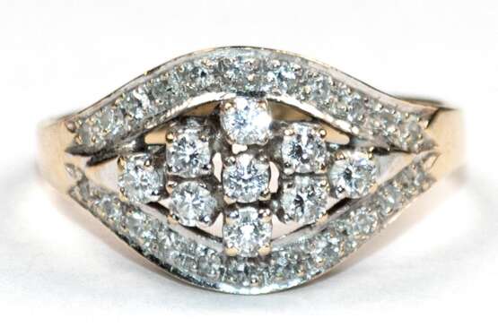 Brillant-Ring, 585er GG/WG, ausgefaßt mit 29 Brillanten von zus. ca. 0,46 ct, Ges.-Gew. 3,5 g, RG 57 - photo 1