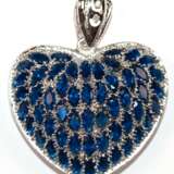Anhänger "Großes Herz“, 925er Silber, rhodiniert, saphirfarbener Quarz im Navette-Schliff, Rückseite mit durchbrochenem Dekor, Maße mit Öse ca. 4,1 x 3,6 cm, ca. 15,1 g - photo 1
