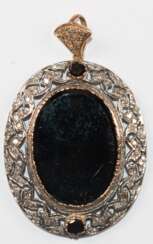 Anhänger, 585er Gold u. Silber, in Gold gefasster großer Onyx von ca. 3, 0 x 2,2 cm, girlandenförmige Fassung aus Silber insgesamt ca. 1,9 ct. Brillanten, Größe mit Öse ca. 5,9 x 3,7 cm, ca. 16,9 g