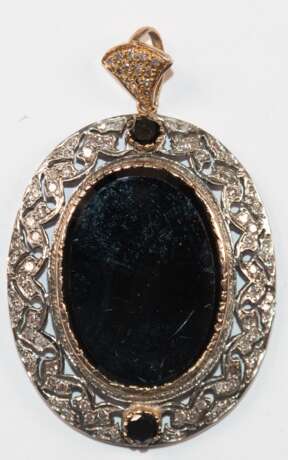 Anhänger, 585er Gold u. Silber, in Gold gefasster großer Onyx von ca. 3, 0 x 2,2 cm, girlandenförmige Fassung aus Silber insgesamt ca. 1,9 ct. Brillanten, Größe mit Öse ca. 5,9 x 3,7 cm, ca. 16,9 g - photo 1