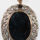 Anhänger, 585er Gold u. Silber, in Gold gefasster großer Onyx von ca. 3, 0 x 2,2 cm, girlandenförmige Fassung aus Silber insgesamt ca. 1,9 ct. Brillanten, Größe mit Öse ca. 5,9 x 3,7 cm, ca. 16,9 g - photo 1