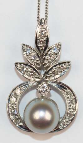 Brillant-Perlen-Anhänger und Kette, 585er WG, ausgefaßt mit 21 Brillanten von zus. ca. 0,39 ct.,und 1 silbergrauen Perle mit Dm. 0,8 cm, Anhänger-L. 2,8 cm, Ketten-L. 43 cm, Ges.-Gew. 6,28 cm - photo 1