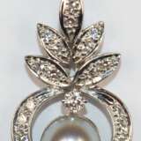 Brillant-Perlen-Anhänger und Kette, 585er WG, ausgefaßt mit 21 Brillanten von zus. ca. 0,39 ct.,und 1 silbergrauen Perle mit Dm. 0,8 cm, Anhänger-L. 2,8 cm, Ketten-L. 43 cm, Ges.-Gew. 6,28 cm - photo 1