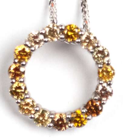 Fancy Brillant-Anhänger mit Kette, 14 k WG, ausgefaßt mit 15 Brillanten von je ca. 0,065 ct., ges. ca. 0,98 ct., davon 7x Fancy light yellow, 4x Fancy yellow und 4x Fancy light brownish, VS -Si, Dm. 1,6 cm, Doppelöse für… - Foto 1